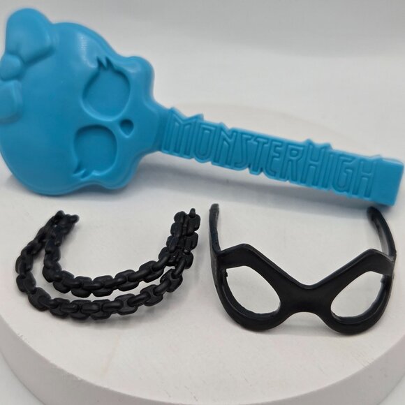 Monster High Doll Accessories Set: Brush Chain Mask Necklace & Fabric - Picture 2 of 4